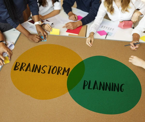 Grupp elever brainstorming idéer — Stockfoto