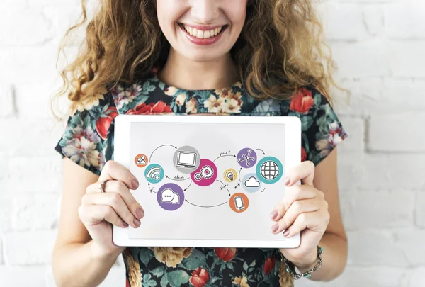 Mujer sonriente sosteniendo la tableta digital —  Fotos de Stock