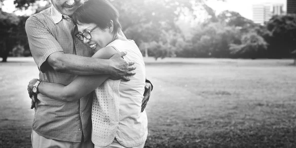 公園で抱き締める年配のカップル — ストック写真