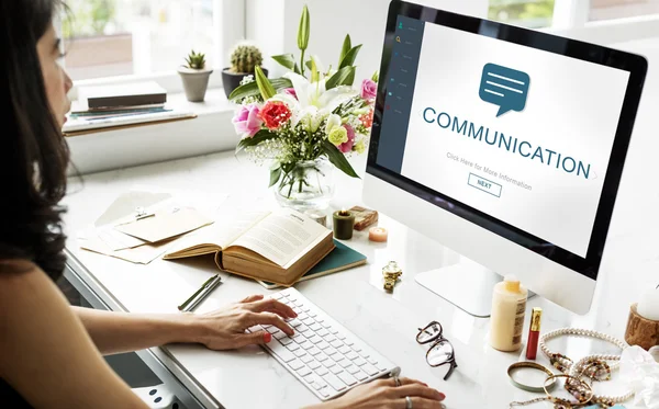 Empresaria que usa computadora con concepto de comunicación — Foto de Stock