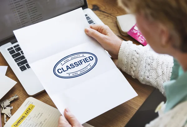 Papper med Classified — Stockfoto