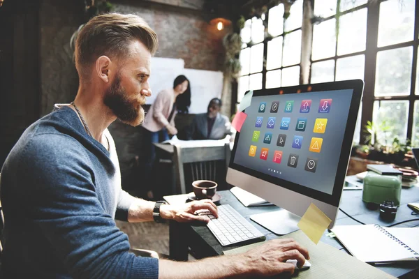 Homem bonito que trabalha com computador — Fotografia de Stock