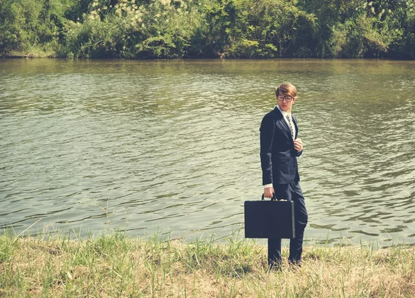 川でブリーフケースを持ったビジネスマン — ストック写真