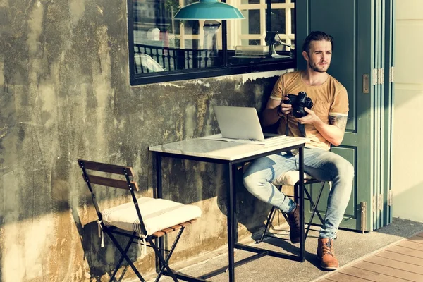 Hombre con cámara en la calle — Foto de Stock