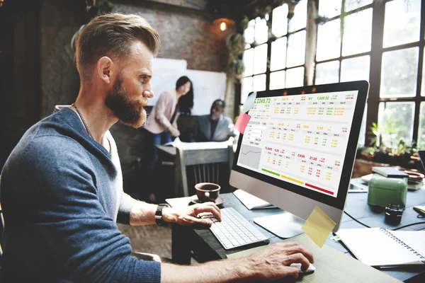 Schöner Mann, der mit dem Computer arbeitet — Stockfoto