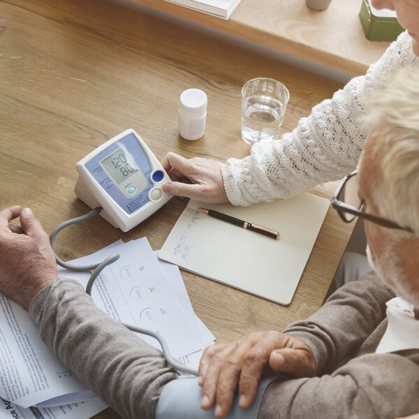 Senior couple checking blood pressure — Stock Photo, Image