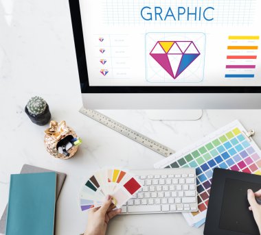 Grafik tablet ile çizim kız 