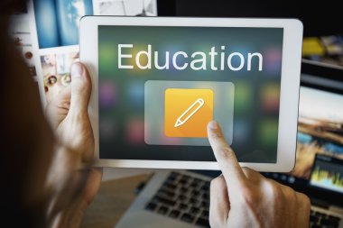 Dijital tabletli adam 