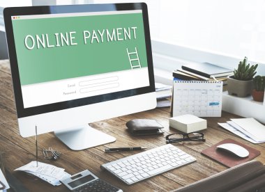 bilgisayar monitöründe ofis çalışma masası