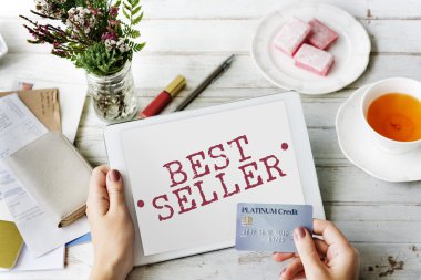 Dijital tablet kullanan kişi