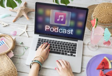 Dizüstü bilgisayarla çalışan kadın.