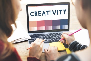 laptop ile çalışan kızlar