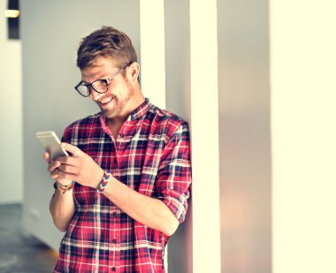 Akıllı telefon kullanan adam 