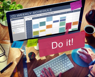 Bilgisayar kullanan adam