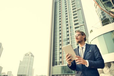 işadamı dijital tablet ile çalışma