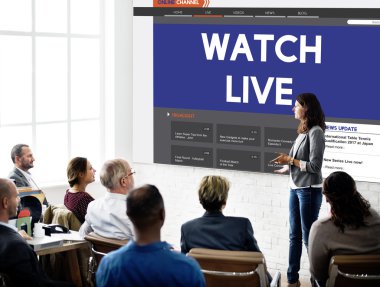 İş arkadaşları birlikte çalışıyor.