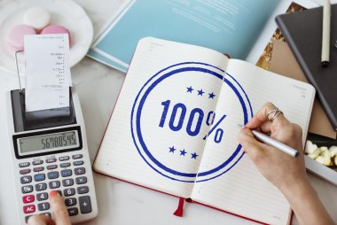 Günlüğe notlar yazan kadın