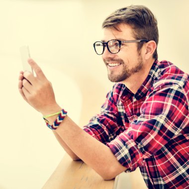 Akıllı telefon kullanan adam 