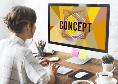 Bilgisayar ekranında seyir kız