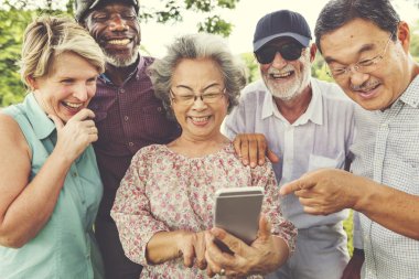 Kıdemli arkadaşlar akıllı telefon kullanarak 