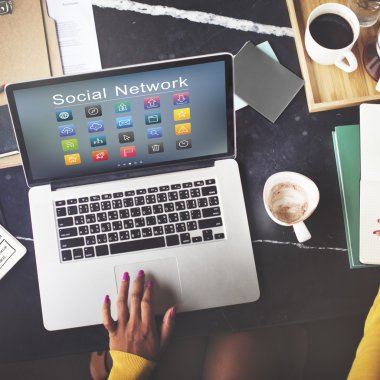 laptop ile çalışan şık kadın