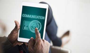 Elinde tablet tutan bir iş adamı 