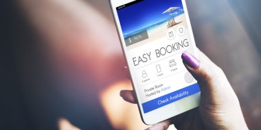 Kadın cep telefonuna göz atıyor