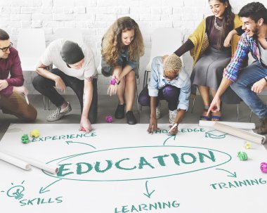 Kattaki insanlar çizim afiş