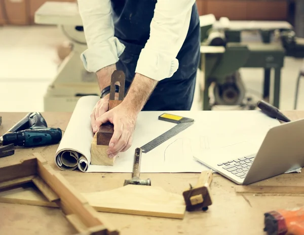 Artigiano che lavora in officina — Foto Stock