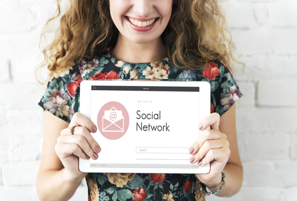 Mujer sonriente sosteniendo la tableta digital — Foto de Stock