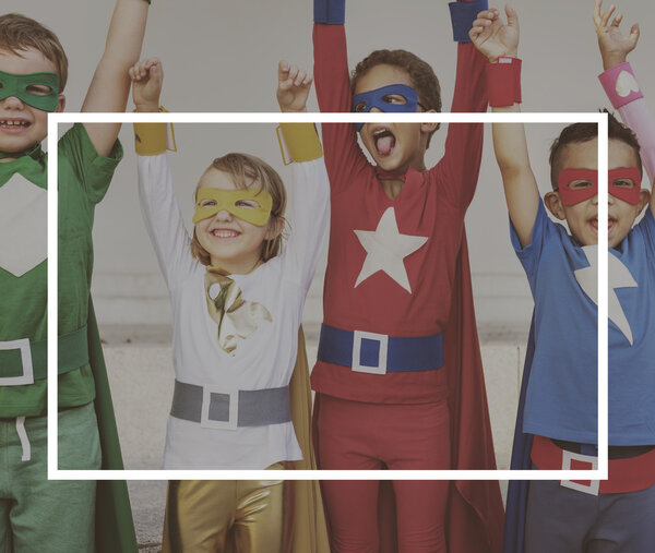 Дети в костюмах супергероев
