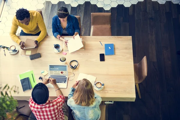 Estudiantes aprendiendo juntos — Foto de Stock