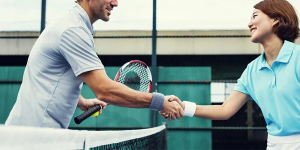 Jugadores de tenis estrechando las manos — Foto de Stock