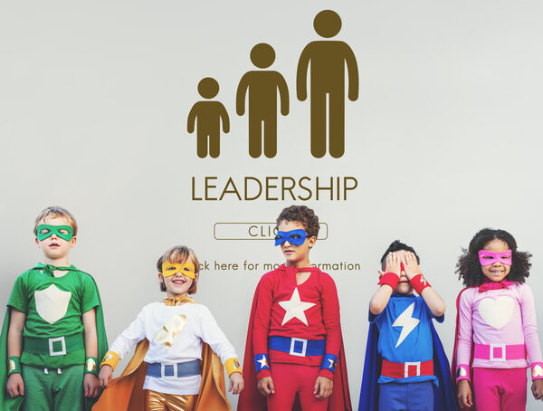 Дети в костюмах супергероев
