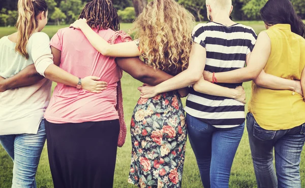 Friends spend time in park — Stock Photo, Image