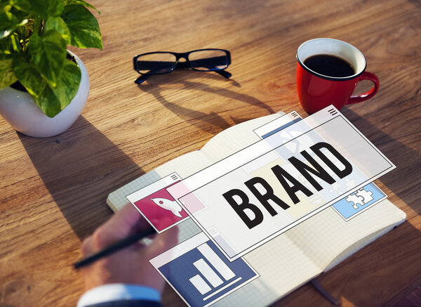 бизнесмен пишет в тетрадке