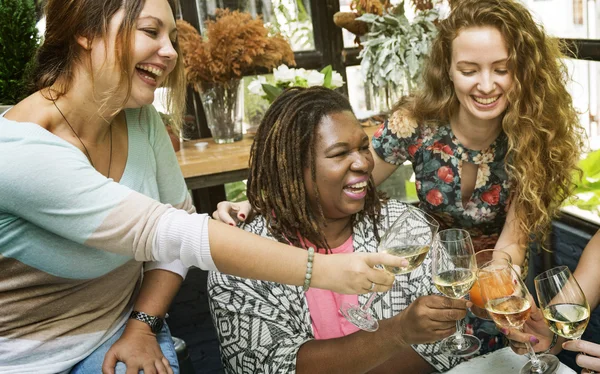 Mulheres penduradas e comendo juntas — Fotografia de Stock