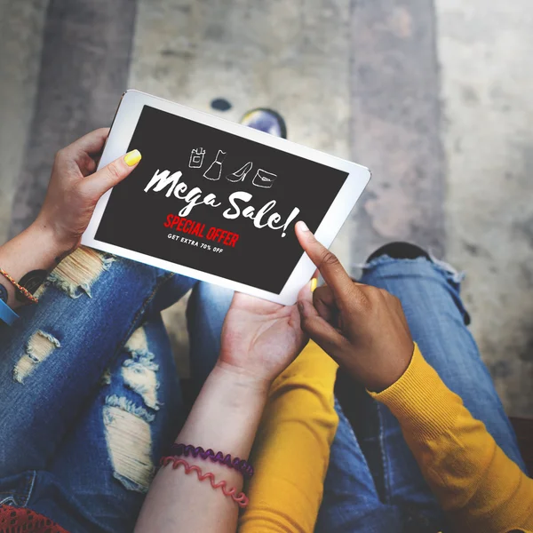 Meninas estudantes usando tablet digital — Fotografia de Stock