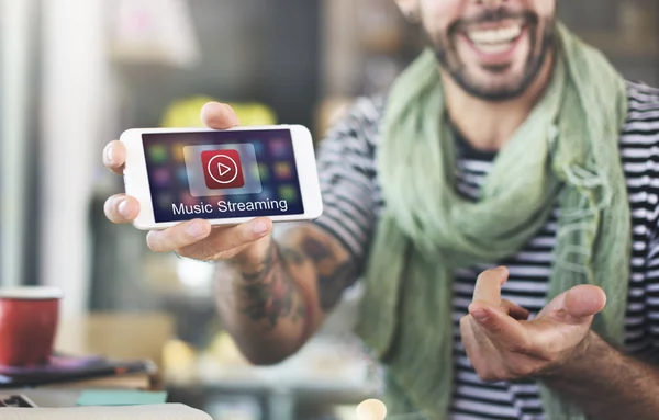 Hombre mostrando la pantalla del teléfono móvil — Foto de Stock