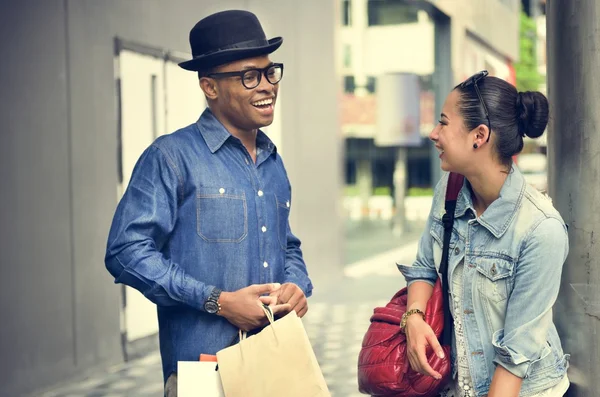 Kvinna och man talar medan shopping — Stockfoto