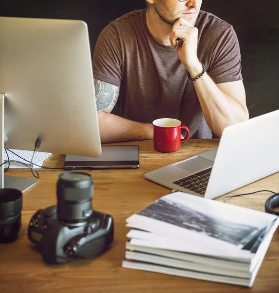 Mann arbeitet am Laptop — Stockfoto