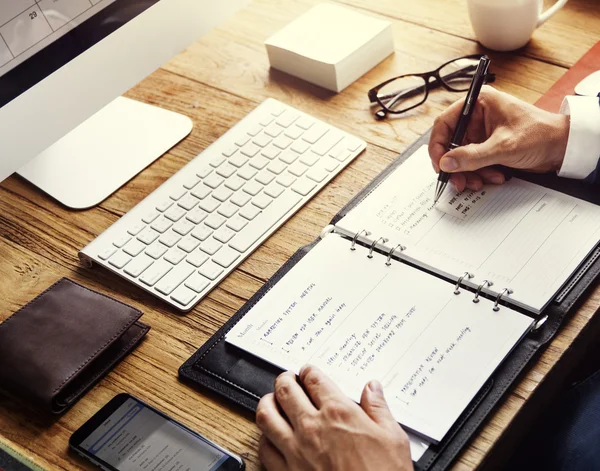 Hombre de negocios escribiendo en cuaderno — Foto de Stock