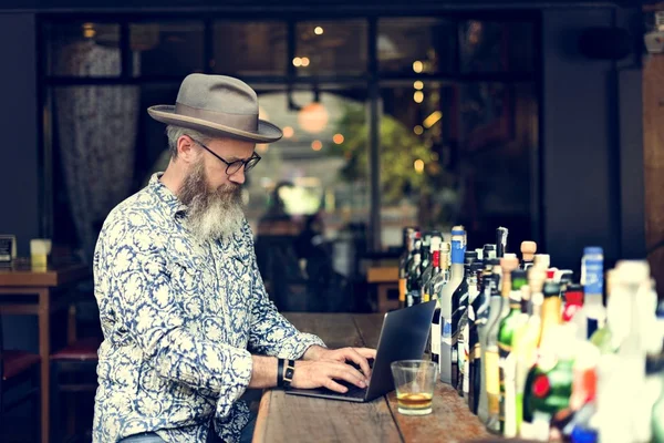 Hipster uomo adulto in cappello — Foto Stock