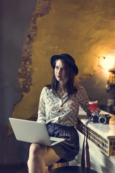 Fotografen kvinnan med laptop — Stockfoto