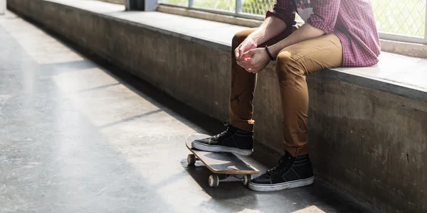 Skater man with skateboard — Stock Photo, Image