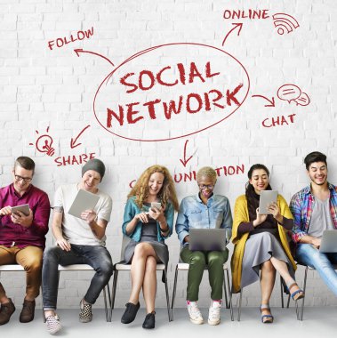 İnsanlar dijital araçları tarama  