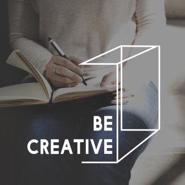 Günlüğe notlar yazan kadın