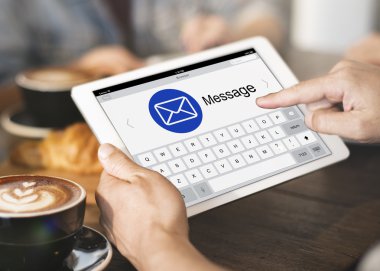 Tablet metin ile holding eller