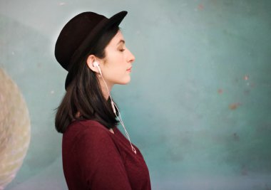 Kadın dijital cihaz ile rahatlatıcı