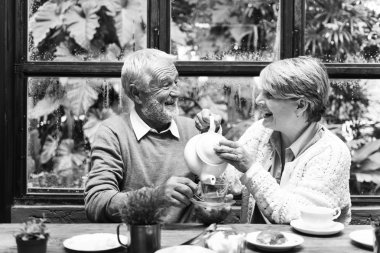 yaşlı çift çay içme